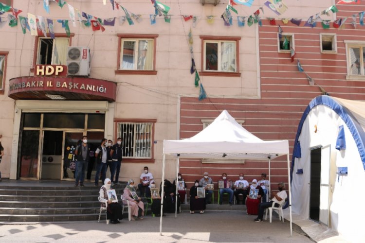 HDP önündeki ailelerin evlat nöbeti devam ediyor