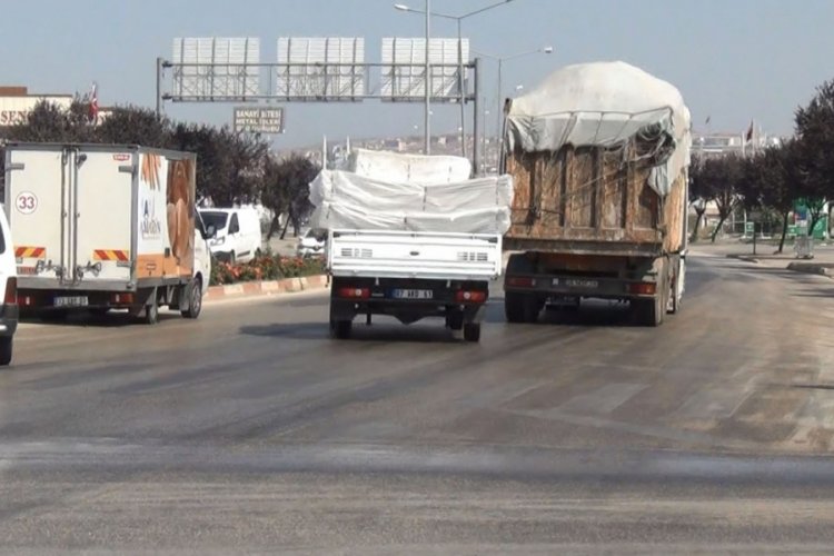 Bursa'da tırdan dökülen mazot yolları buz pistine çevirdi