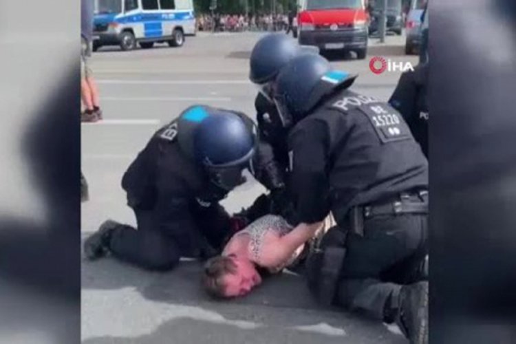 Alman polisinin yaşlı kadına şiddeti tepki çekti