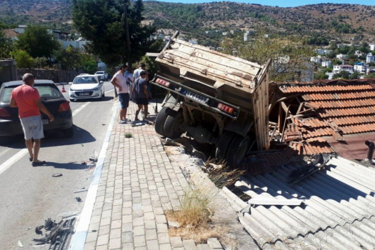 Muğla'da kamyonet, evin çatısına uçtu