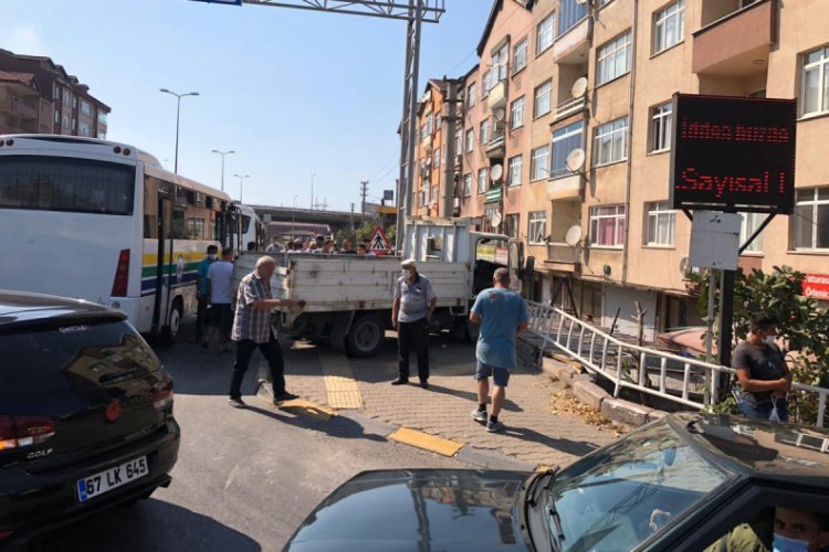 Tır ile halk otobüsü çarpıştı