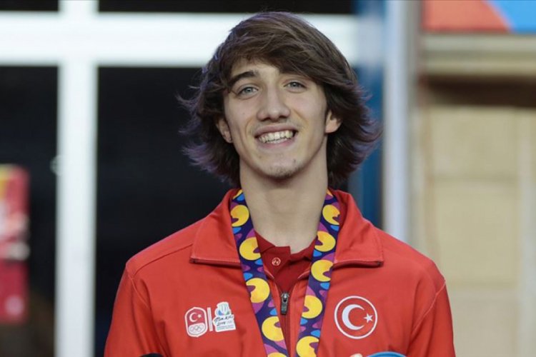 Bursalı Berke Akçam, 400 metre engellide 20 yaş altı Türkiye rekoru kırdı