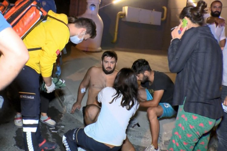 Olaya müdahale eden polis ve özel güvenlik görevlisi bıçaklandı