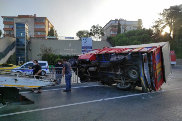 Kamyonet park halindeki taksiye çarptı: 2 yaralı