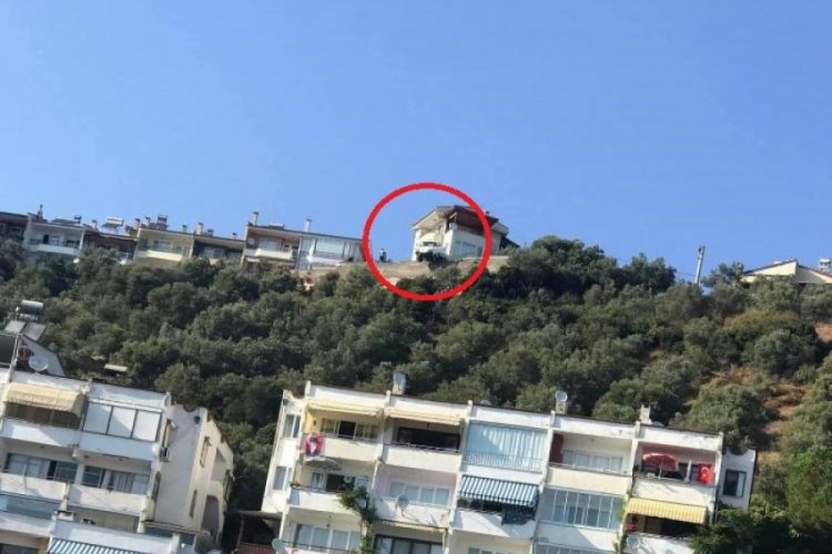 Bursa'da yoldan çıkan kamyonet uçurumda askıda kaldı