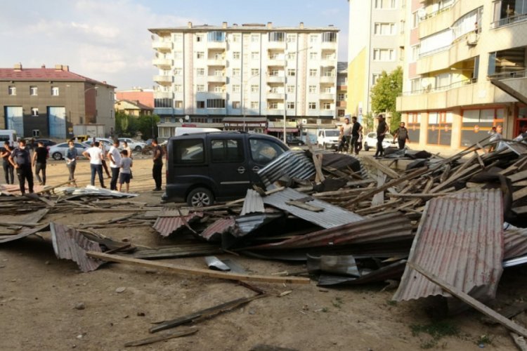 Fırtınada kopan çatı araçların üzerine düştü