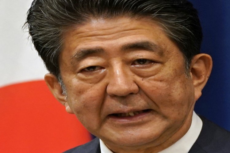 Shinzo Abe'nin sağ kolu adaylığını açıkladı