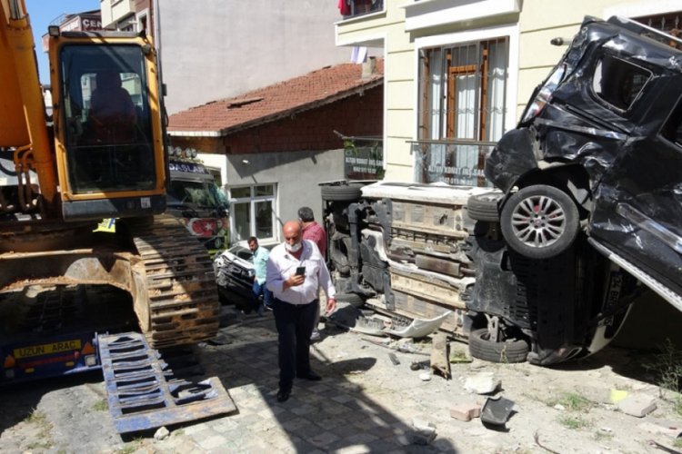 Yokuş aşağı kayan tır dört araca çarparak durabildi