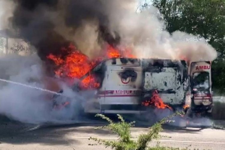 Hasta nakli yapan ambulans alev alev yandı
