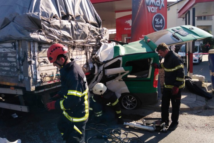 Hafif ticari araç kamyona çarptı: 1 ölü, 1 yaralı