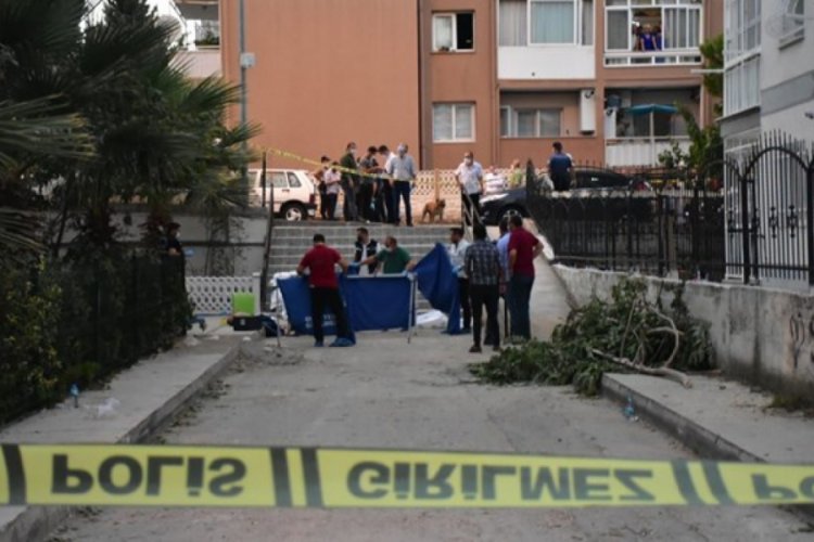 Boşanma aşamasındaki eşini ve 1 kişiyi öldürüp intihar etti