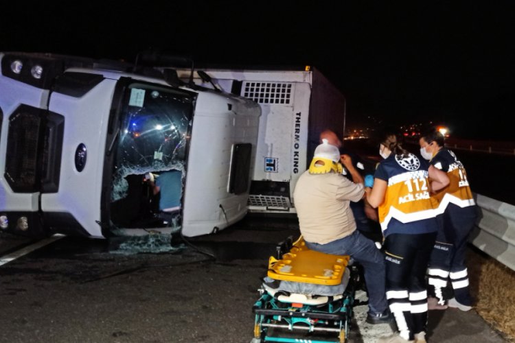 Tem otoyolunda kamyon devrildi: 1 yaralı