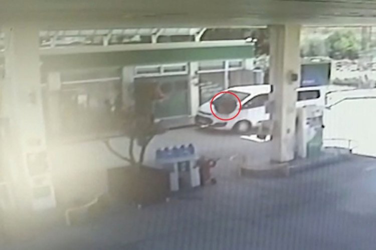 Otomobil lastiği akaryakıt istasyonuna fırladı