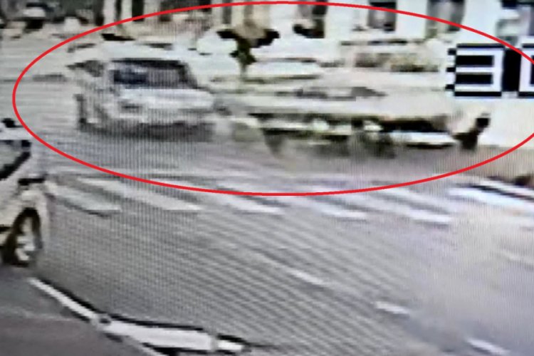 Bursa'da düğün konvoyundaki araç kamyonete çarptı