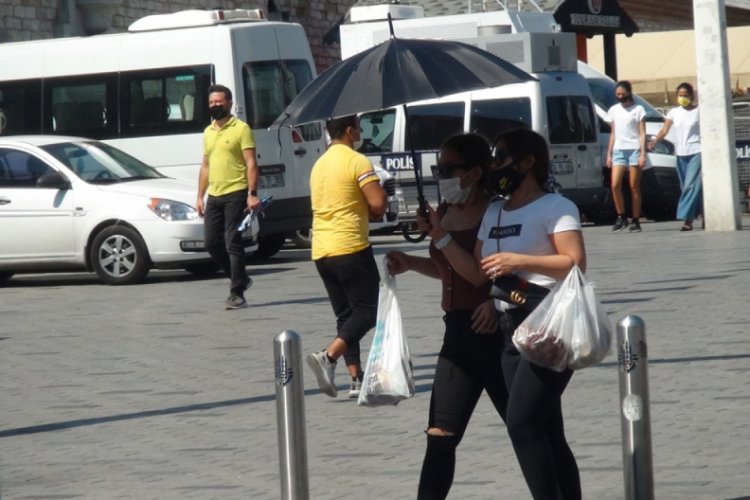 İstiklal Caddesi'nde maske ve sosyal mesafe denetimi