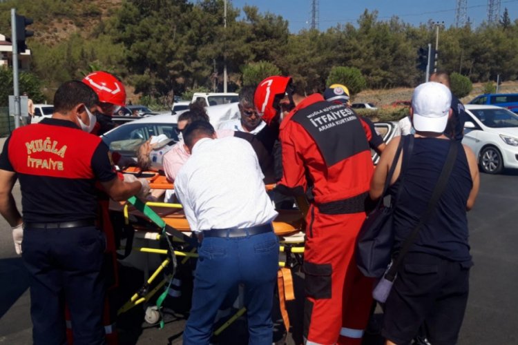 Muğla'da otobüs ile otomobil çarpıştı