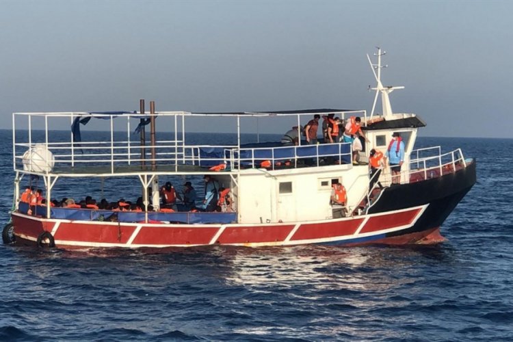 İzmir'de 77 sığınmacı yakalandı