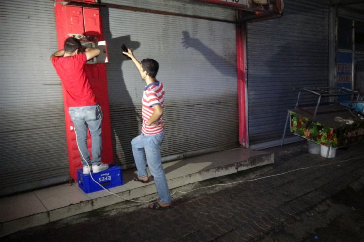 Elektrik kesilince saatlerce mahsur kaldılar