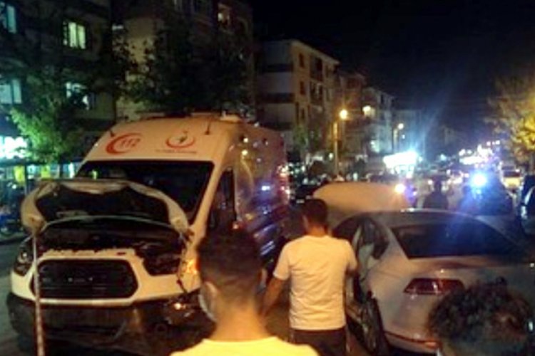 Ambulansın karıştığı kazada 3 sağlık çalışanı yaralandı