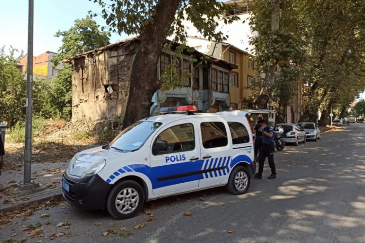 Bursa'da çökme riski bulunan metruk bina endişe yarattı