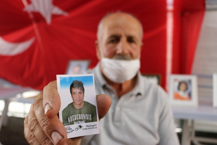 HDP önündeki evlat nöbeti eylemine bir aile daha katıldı