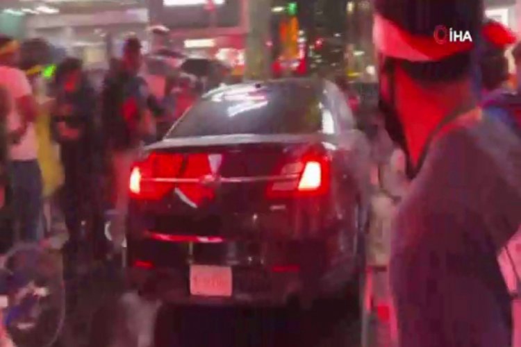 New York'ta bir kişi aracını protestocuların üzerine sürdü