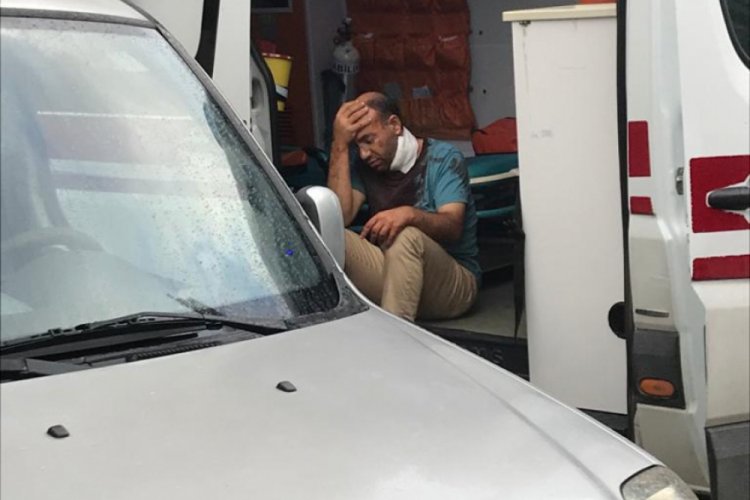 Kendisini boğazından bıçaklayan eşini, boğarak öldürdü