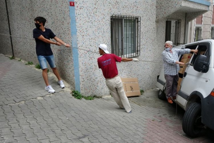 Askıda kalan minibüsü halatla tuttular