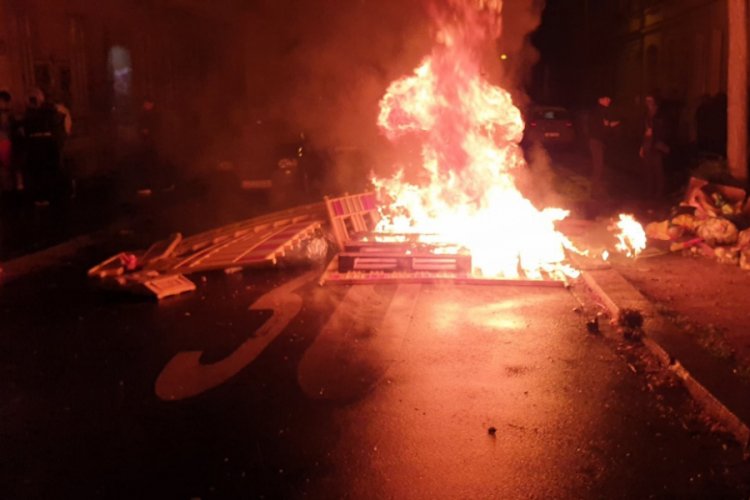 Yüksek kira protestosu! Halk sokağa döküldü...