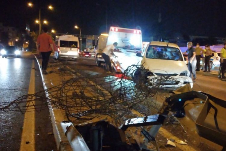 Bursa'da 3 araç birbirine girdi