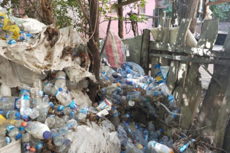 30 yılda 10 ton biriktirdiği şişeleri, ekonomiye geri kazandıracak