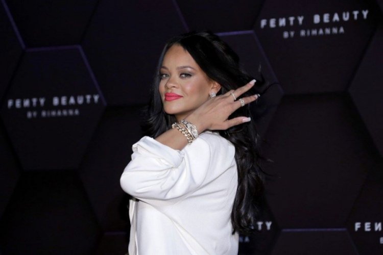 Rihanna yüzündeki morluklarla hayranlarını korkuttu
