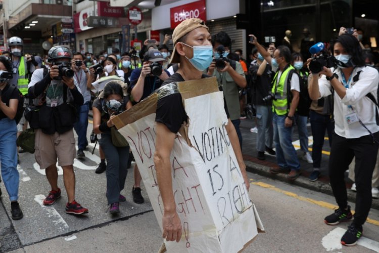 Hong Kong'da sokaklar yine karıştı
