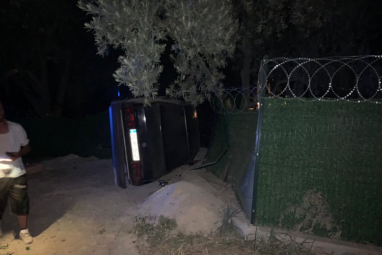 Bursa'da devrilen otomobildeki bir kişi yaralandı