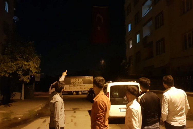 Bursa'da evine Türk bayrağı asmak isteyen vatandaşa itfaiyeden yardım