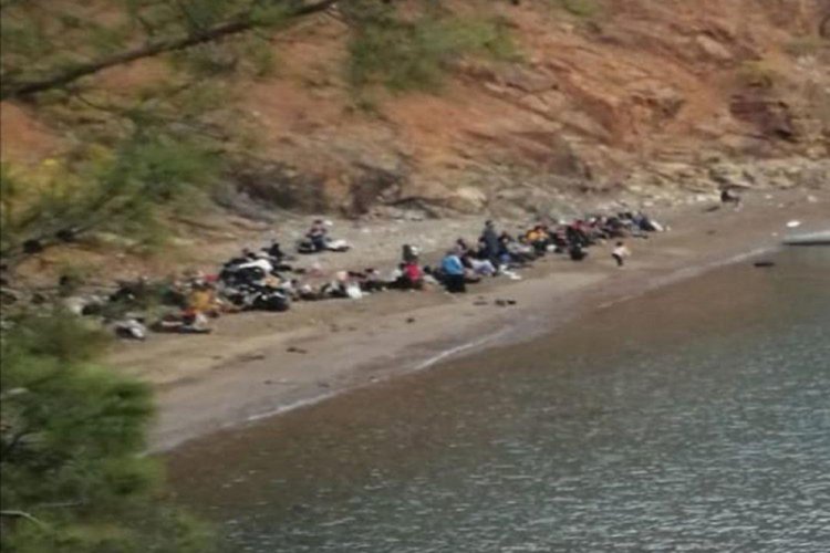 Arıza yapan tur teknesindeki 190 düzensiz göçmen yakalandı