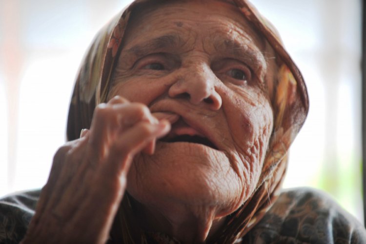 Bursa'da Hatice ninenin ağzından düşen altın dişleri çalındı