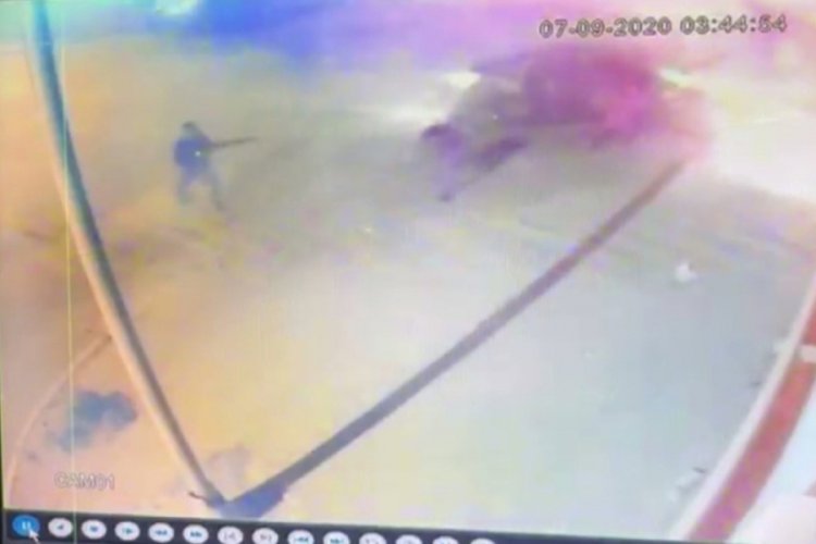 'Dur' ihtarına uymayarak kaçan şüpheliler kaza yapınca araçtan inip polise saldırdı