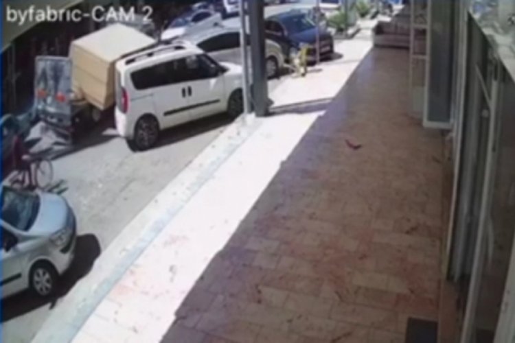 Bursa'da kamyonetin kasasındaki 5 ton sunta 3 aracın üzerine düştü