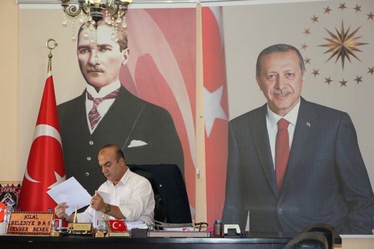 Teröristler yol yapan belediye başkanını tehdit etti