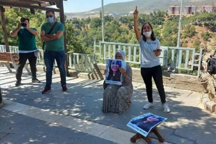 Gülistan Doku'nun annesi ve ablası oturma eylemine başladı