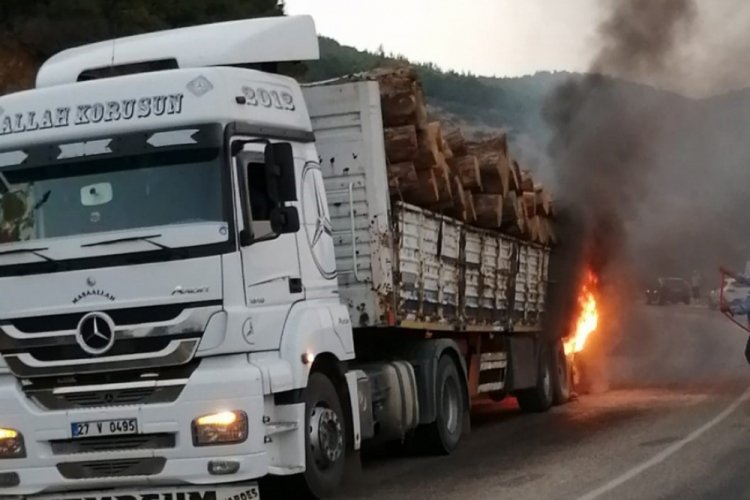 Alev alan TIR, yanmadan söndürüldü