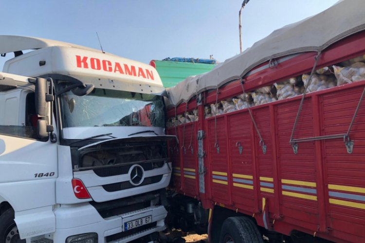 Kamyona çarpan tırın sürücüsü hayatını kaybetti