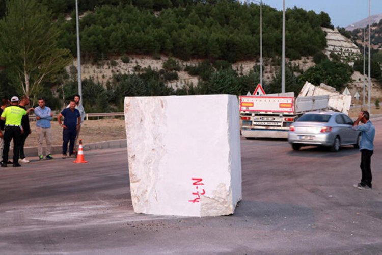 TIR'dan 18,7 tonluk mermer blok yola düştü