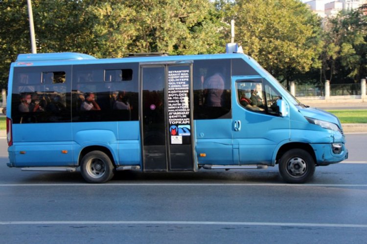 Yasağa rağmen ayakta sosyal mesafesiz yolculuk