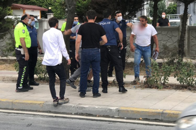 Trafik kazası sonrasında keser ve sopalarla kavga