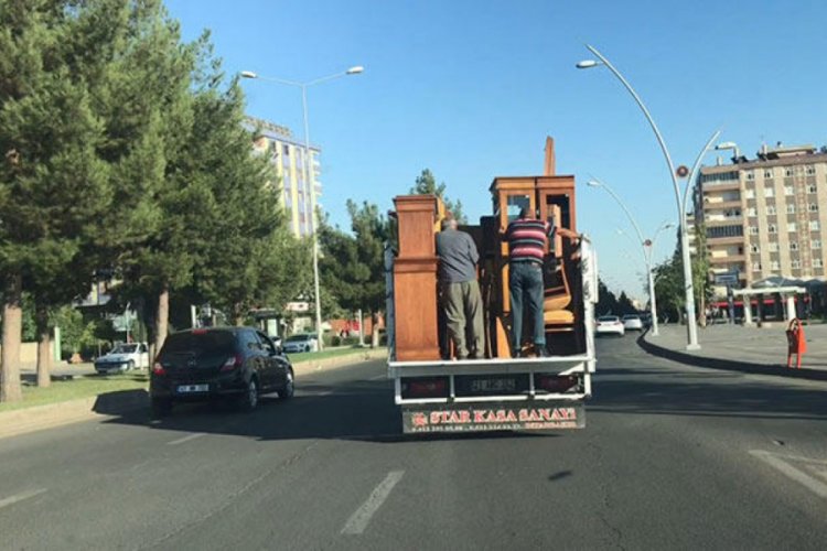 Kamyonet kasasında tehlikeli yolculuk kamerada