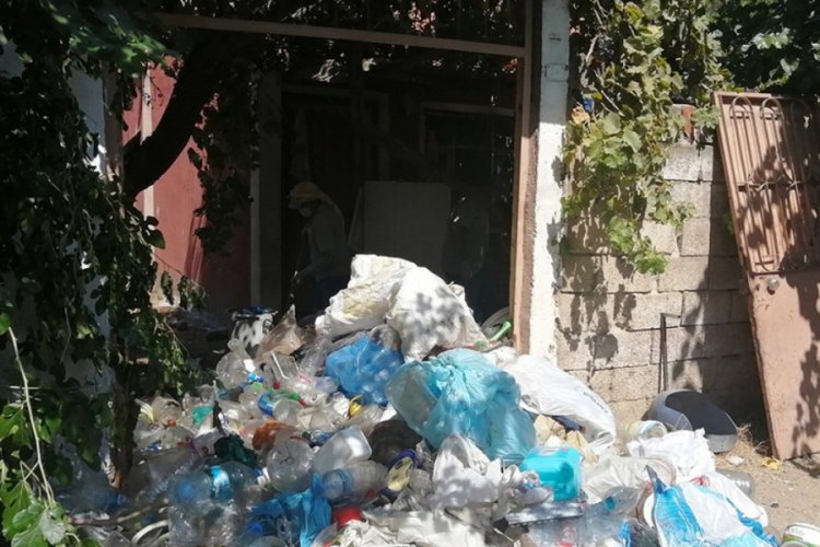 Yaşlı adamın evinden 10 kamyon çöp çıktı