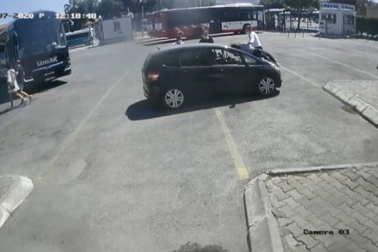 Fren yerine gaza bastı, kadını iki araç arasına sıkıştırdı