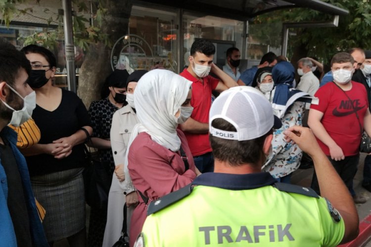 Bursa'da 40 kişiyle sosyal mesafesiz minibüs yolculuğu